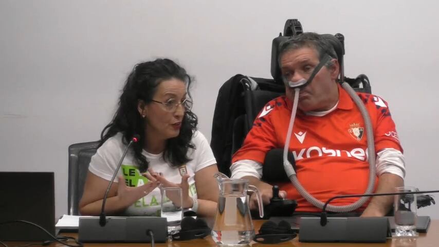 Carlos Ardanaz Baigorri y su esposa María García, en su comparecencia en el Parlamento de navarra el 8 de octubre de 2025.