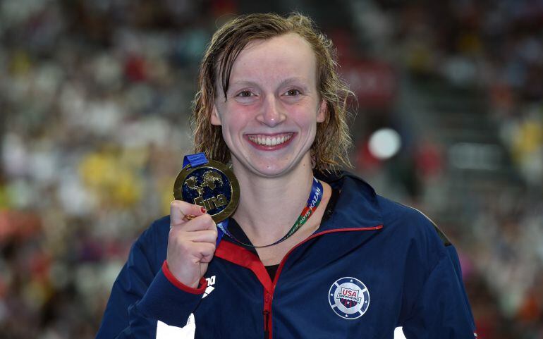 Katie Ledecky posa ante los fotógrafos junto a la medalla de oro logrado en los 1500 metros libre.