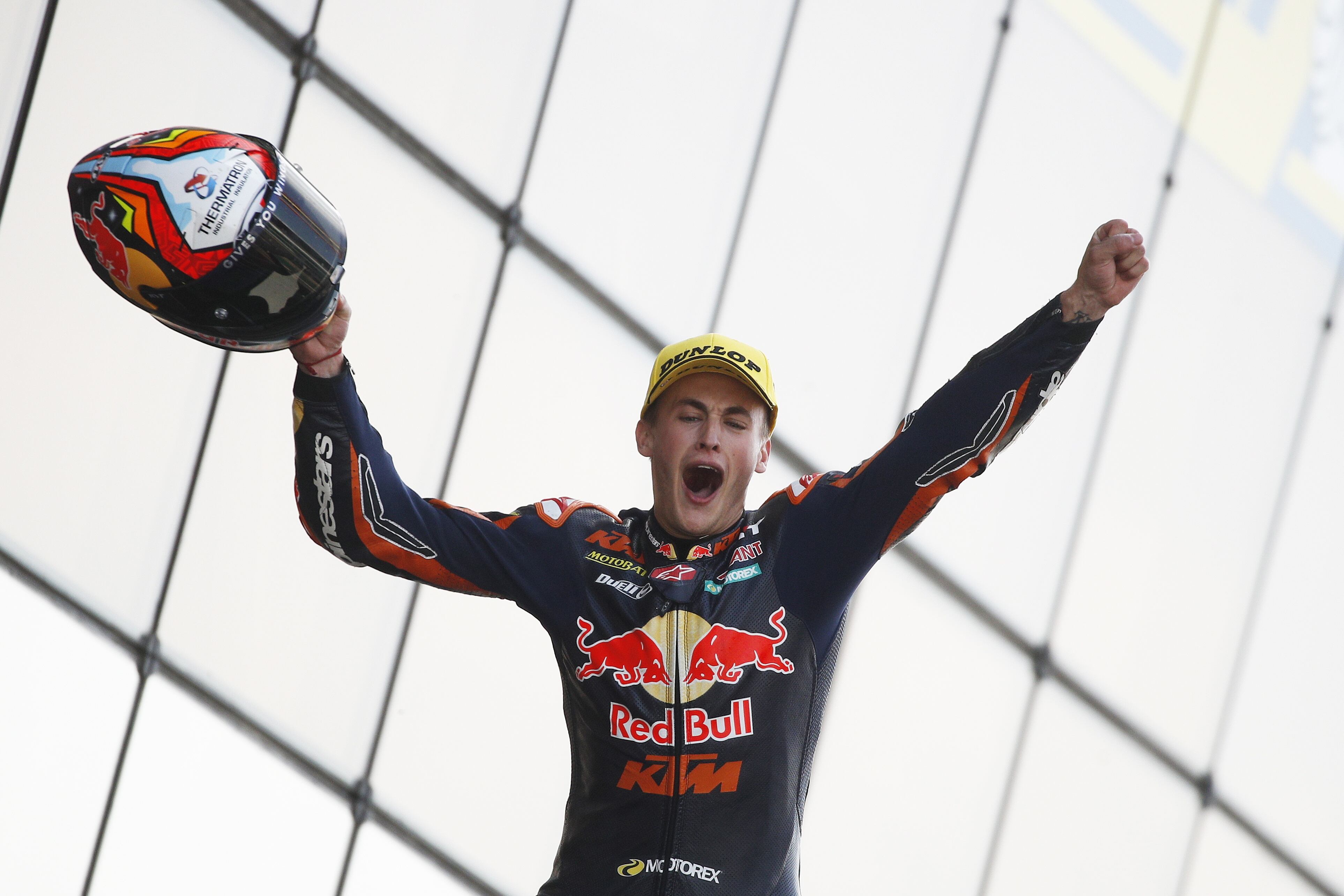 -FOTODELDIA- Le Mans (Francia), 15/05/2022.- El piloto español de Moto3 Jaume Masiá celebra en el podio tras ganar el Gran Premio de Francia de motociclismo, este domingo, en el circuito de Le Mans. EFE/ Yoan Valat
