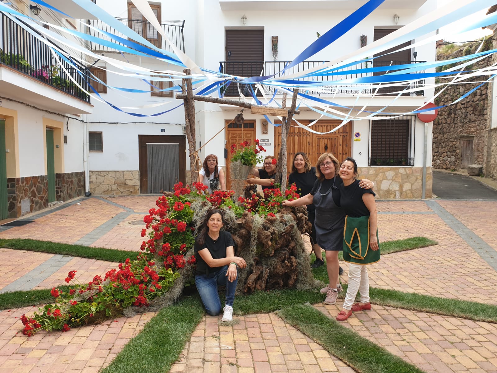 Artistas florales de toda España participan en el encuentro floral de Cañete (Cuenca).