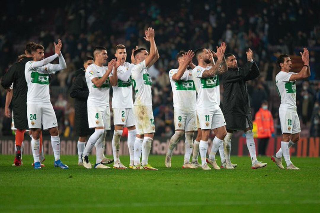 Los jugadores del Elche saludan a los aficionados desplazados al Camp Nou