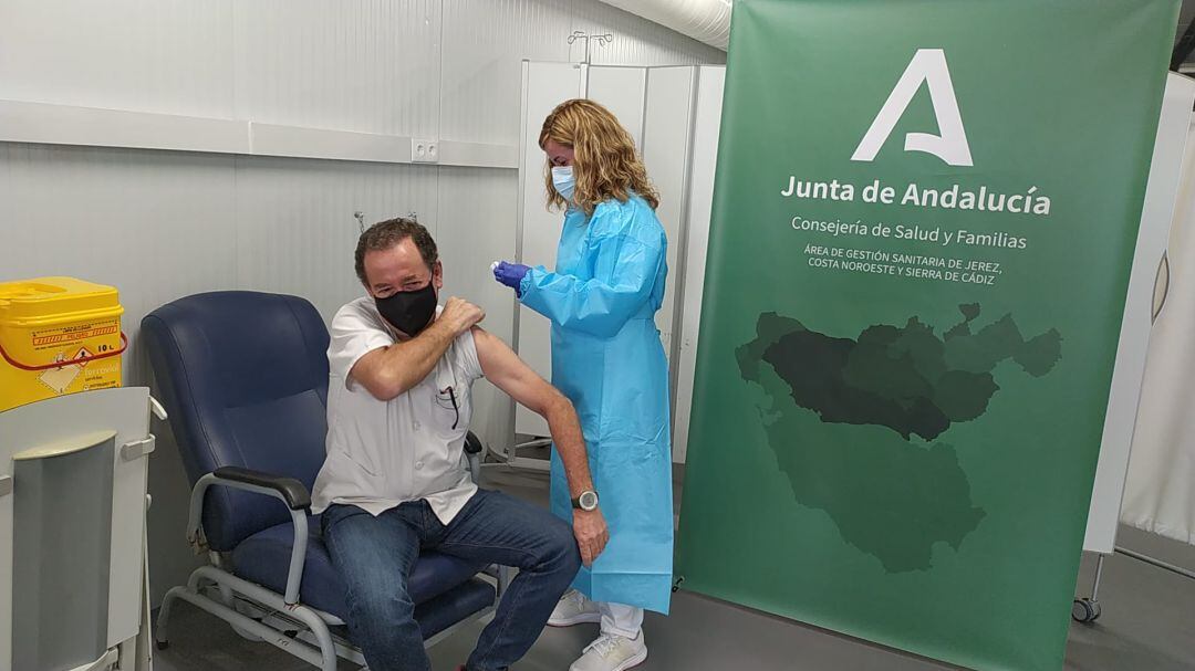 Salvador, médico, en el momento de la vacunación