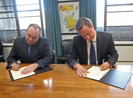 El primer ministre d&#039;Escòcia, Alex Salmond, i el primer ministre britànic, David Cameron, firmen l&#039;acord pel referèndum d&#039;independència del 2014