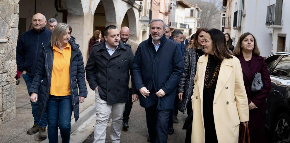 El presidente del Gobierno de Aragón, Jorge Azcón, y la consejera de Bienestar Social y Familia, Carmen Susín, durante su visita a la Casa de Infancia de Aliaga. Foto: Fabián Simón