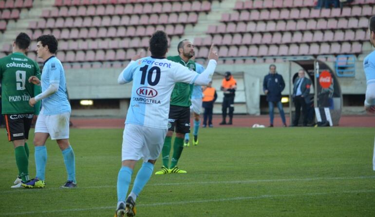 Alex Ares, celebra el que gol que marcó ante el Racing Villalbés en San Lázaro