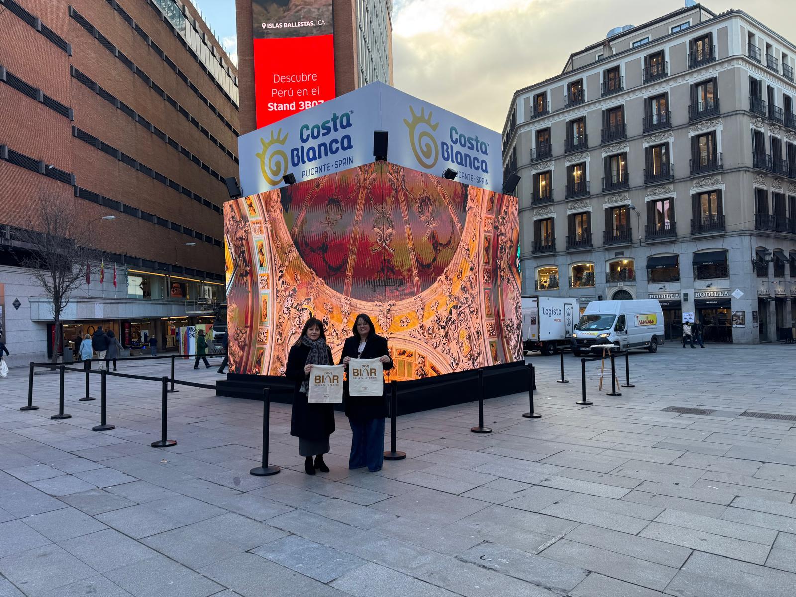 La alcaldesa, Magdalena Martínez y la concejal Ana Campos en el cubo de Callao