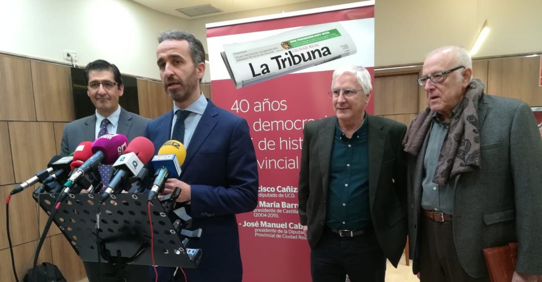 De izquierda a derecha: Jose Manuel Caballero, presidente de la Diputación, Diego Murillo, director de La Tribuna, Jose María Barreda, ex presidente de Castilla La Mancha y Francisco Cañizares de Lera, ex diputado por UCD.