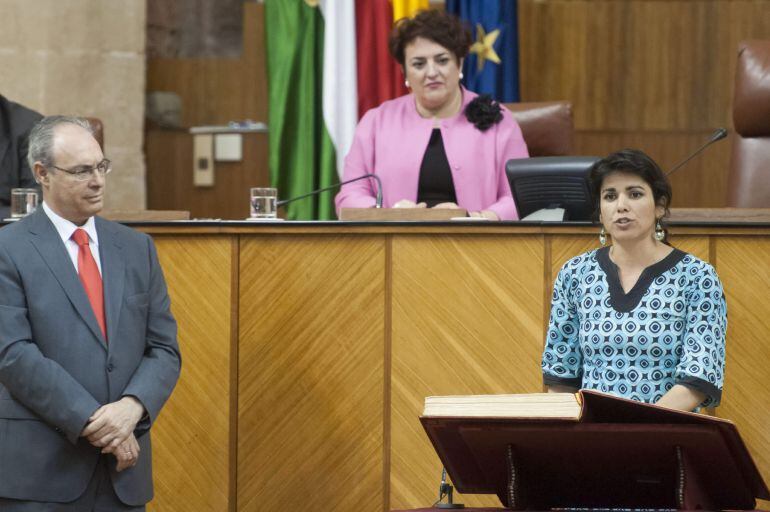 GRA371 SEVILLA, 16/04/2015.-La secretaria general y portavoz del grupo Podemos, Teresa Rodríguez, durante la toma de posesión de su cargo como parlamentaria, en presencia del recién elegido presidente de la Cámara autonómica, Juan Pablo Durán, hoy durante la constitución de la X legislatura del Parlamento de Andalucía. EFE/Raúl Caro