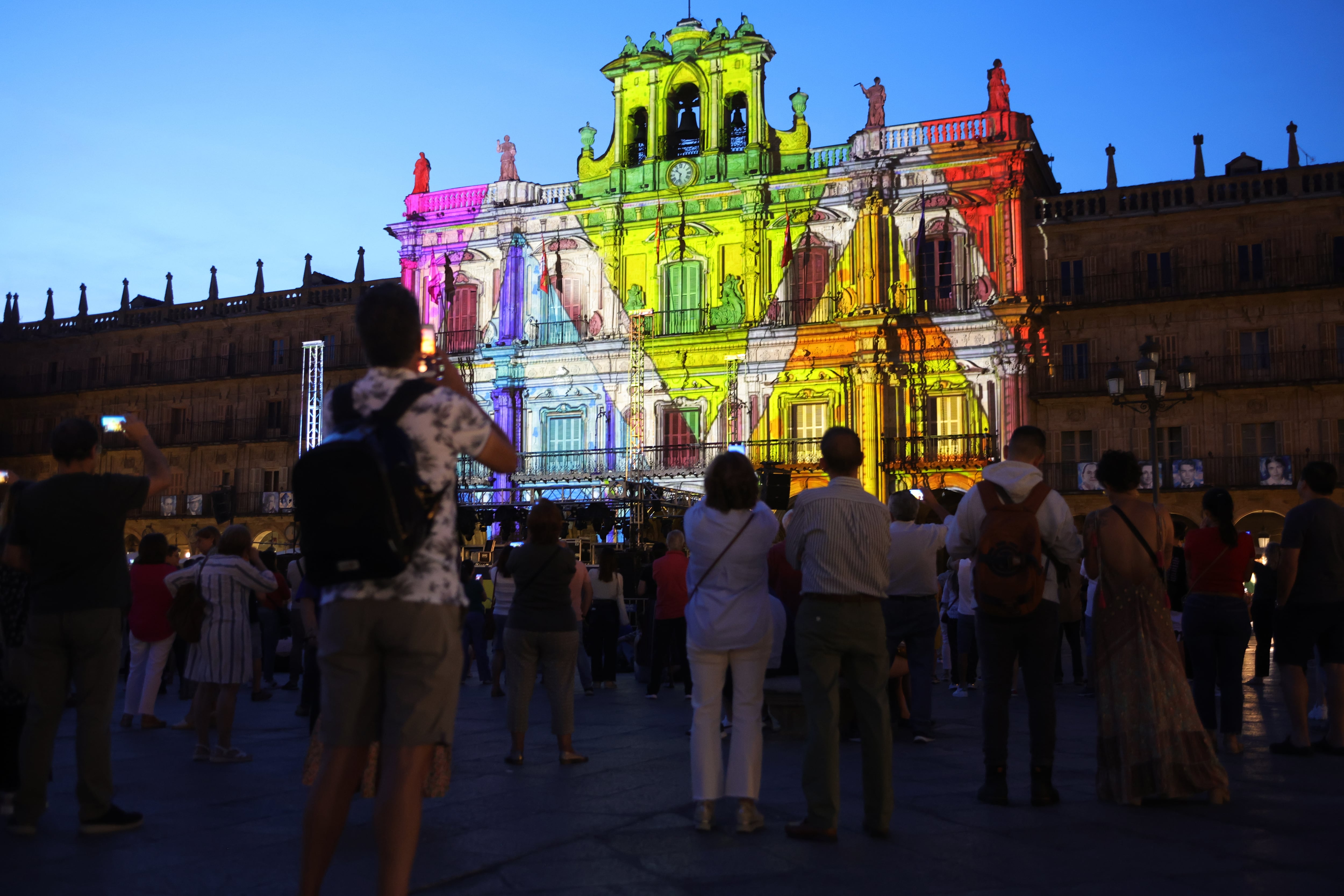 SALAMANCA, 15/06/2023.- El Festival Internacional de las Artes de Castilla y León (FACYL) continúa su programación con un espectáculo de videomapping que reivindica la historia literaria y artística de Salamanca. &quot;Memoria, arte y Salamanca&quot;, de la compañía Más Multimedia, se ha proyectado este jueves en la Plaza Mayor, con el objetivo de homenajear el valor cultural de la ciudad. EFE/J.M. García
