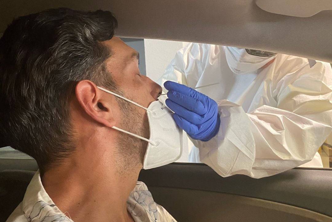 Un sanitario hace un PCR