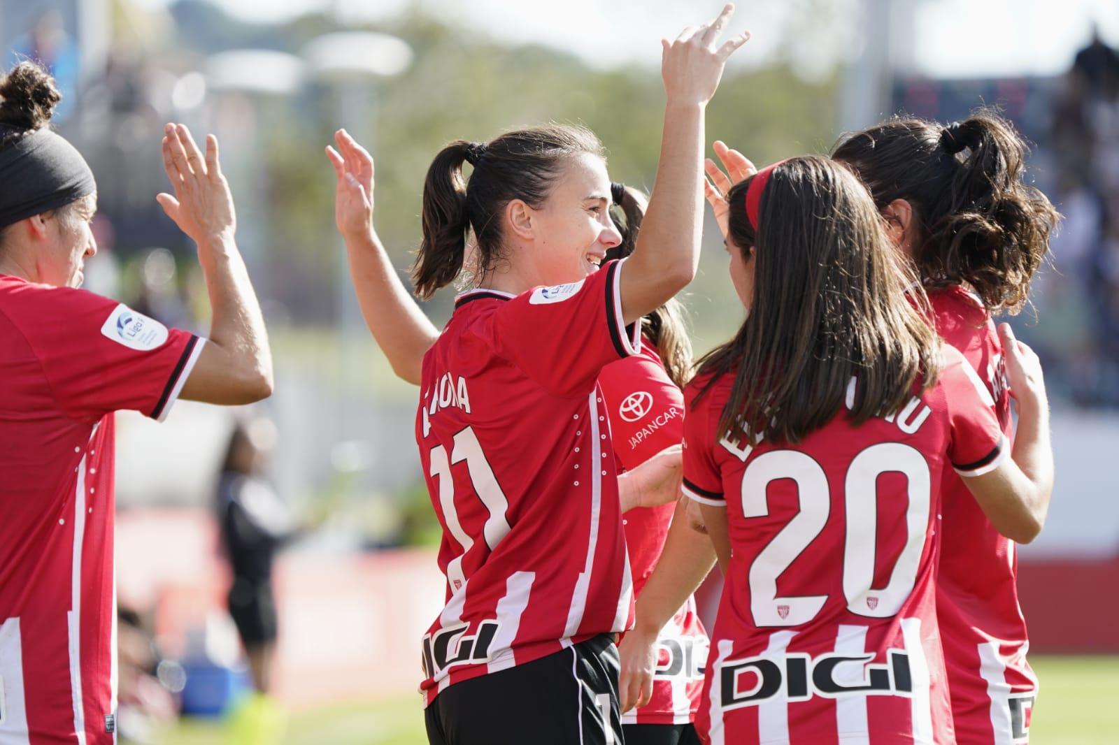 Ane Azkona celebra el primer gol en el derbi frente a la Real Sociedad, disputado este domingo en Lezama y en el que el Athletic se ha impuesto por 2 a 1