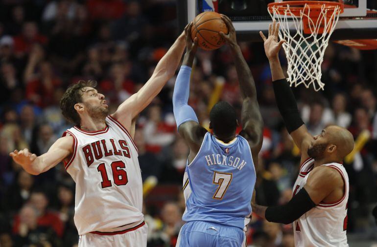 Pau Gasol tapone a Hickson en el duelo entre los Bulls y los Nuggets 