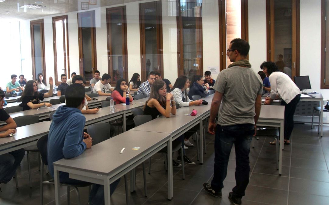 Foto de archivo de un aula en los minutos previos a la EBAU