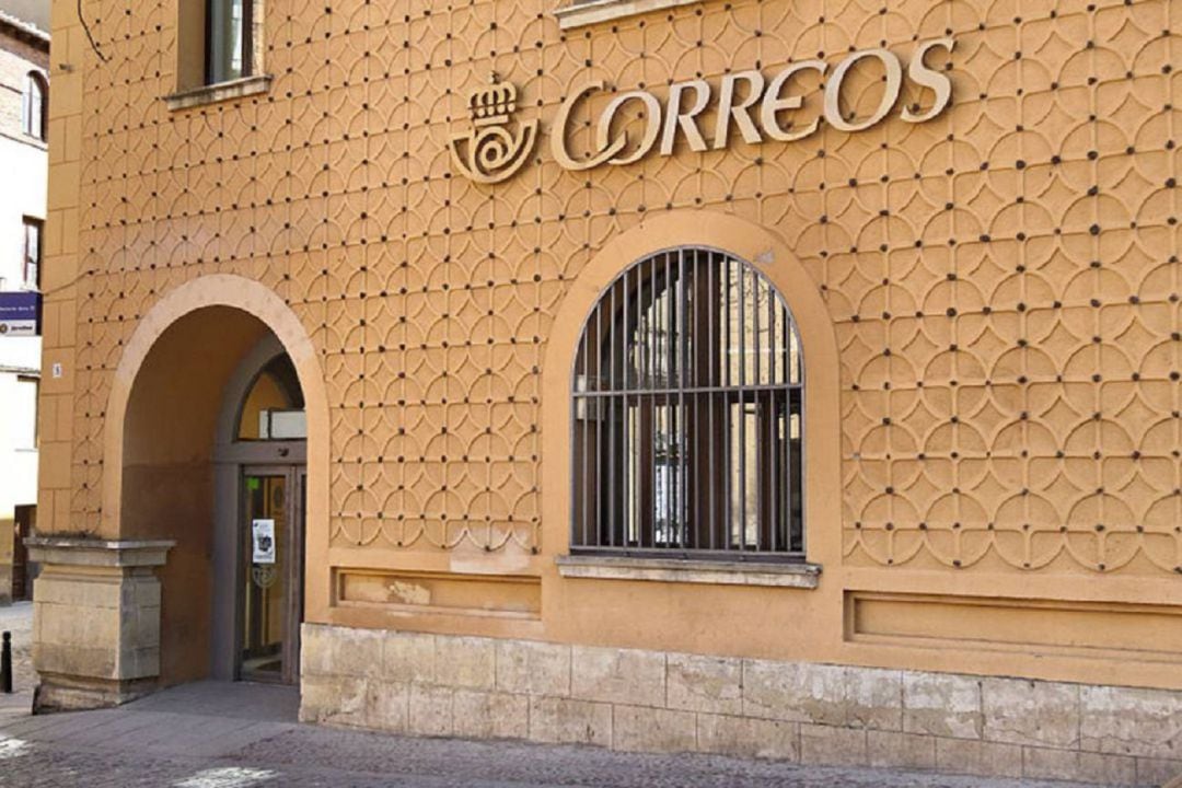 Fachada de Correos en Segovia