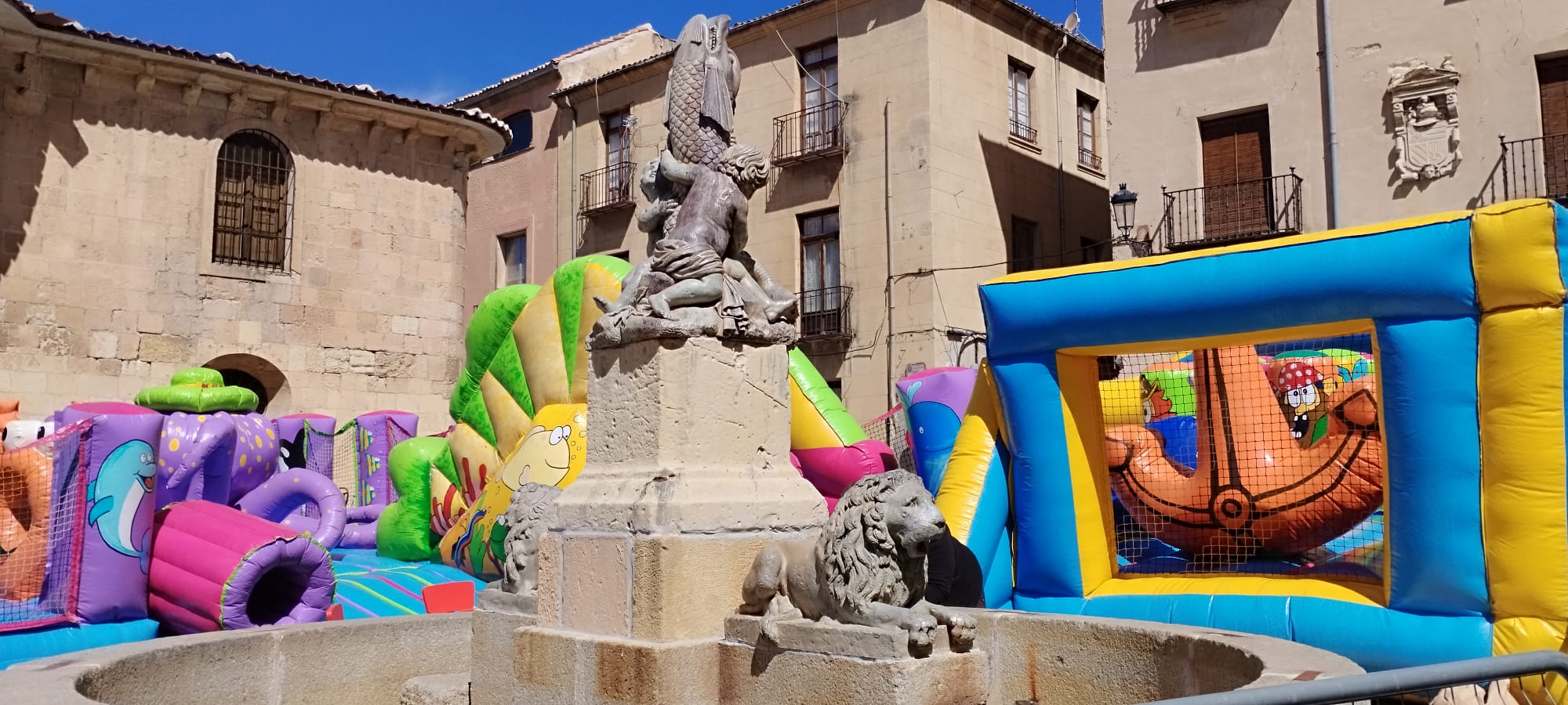 Las plazas de San Martín y de Medina del Campo en la capital son el escenario de las actividades.