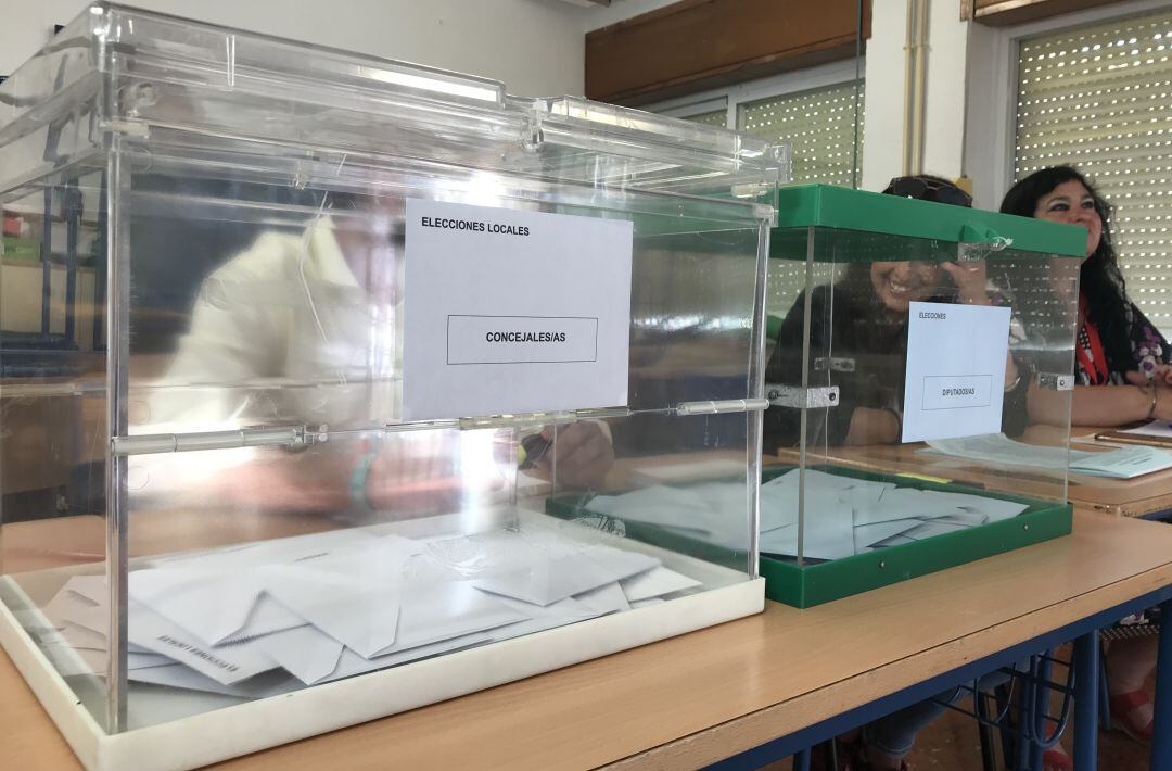 Dos urnas en un colegio durante la jornada electoral del 26M.