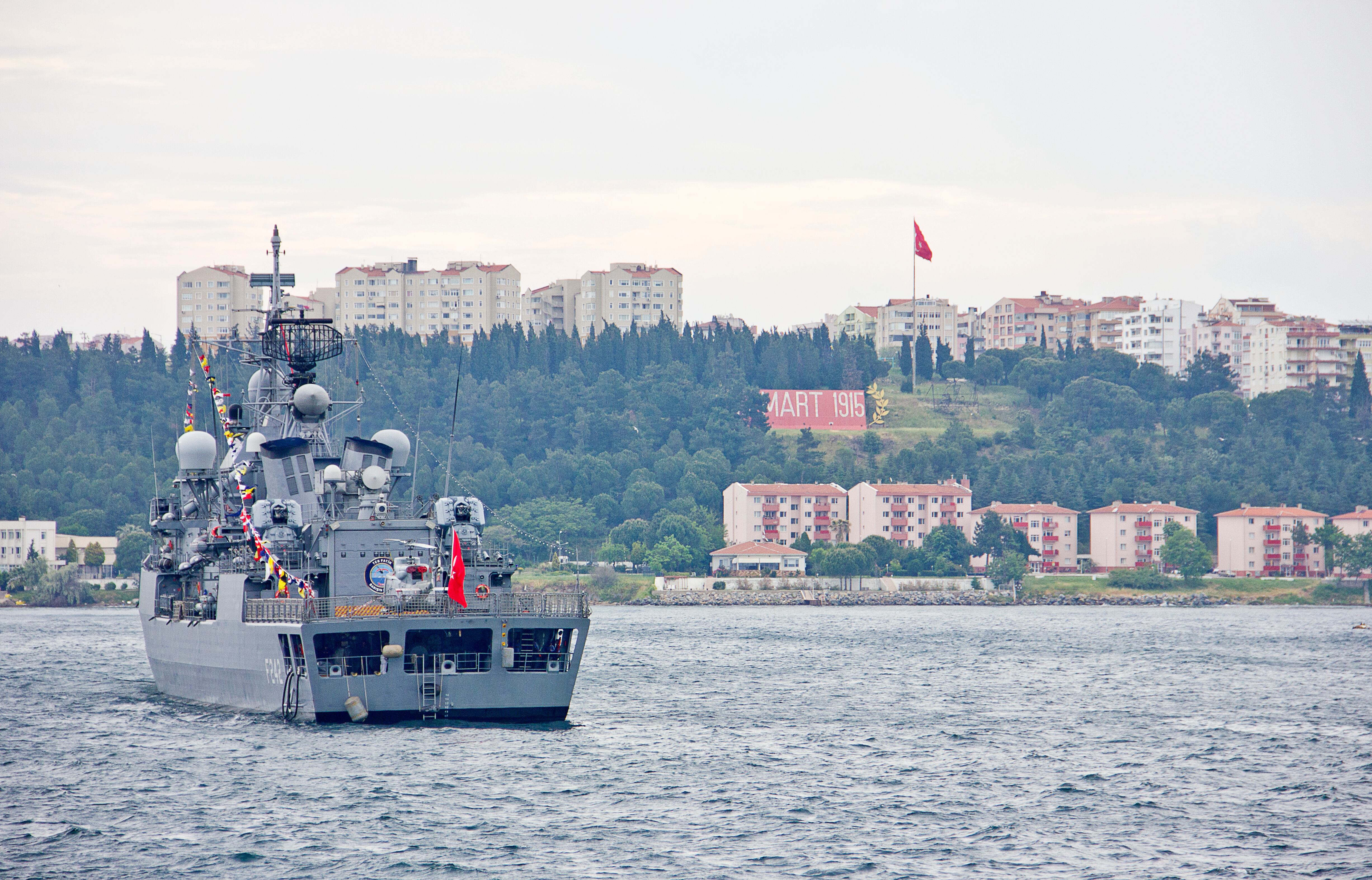 Vista del estrecho de Çanakkale con un buque de guerra de la Armada turca, encargado de proteger el estrecho.