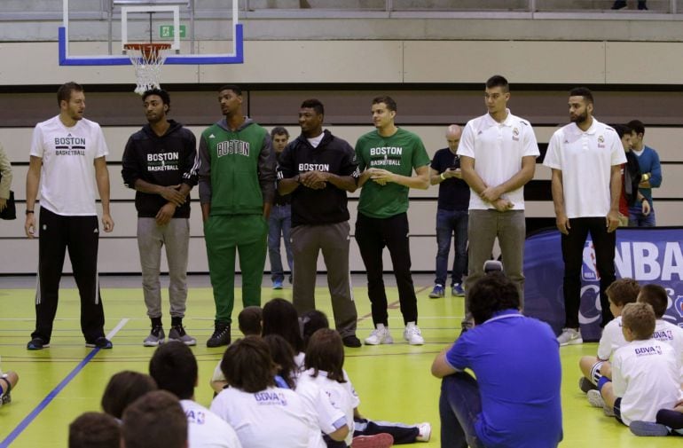 Jugadores de Boston Celtics y Real Madrid en la sesión de entrenamiento con niños