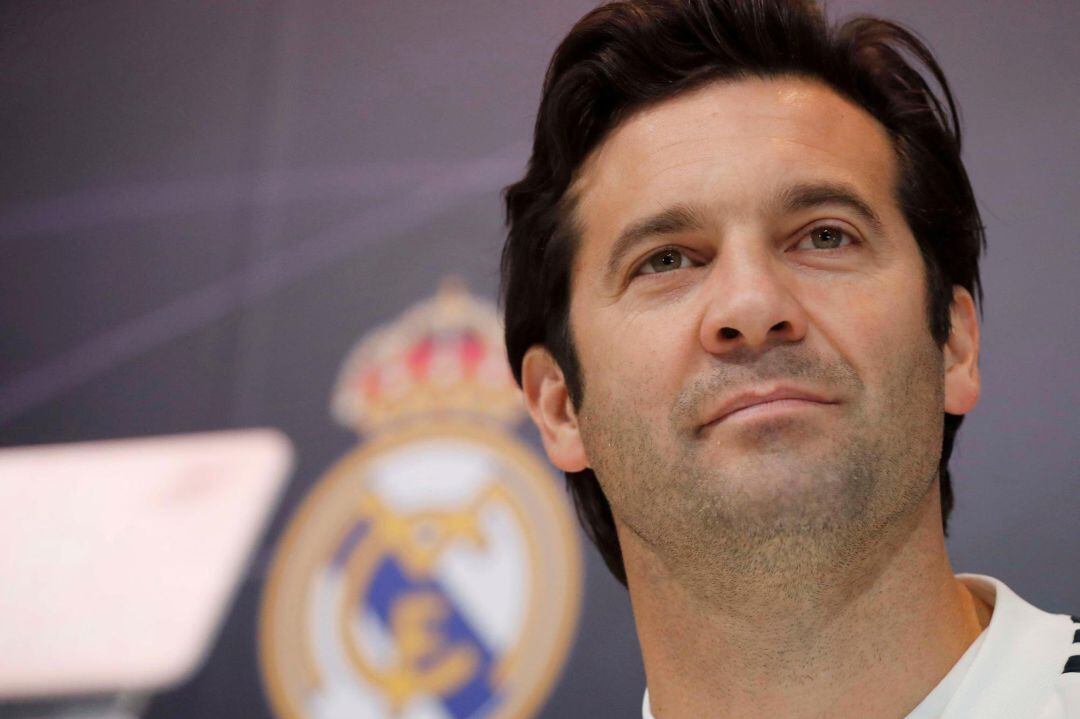 El técnico del Real Madrid, Santiago Solari, durante la rueda de prensa tras la última sesión de entrenamiento del equipo hoy en Valdebebas antes del partido del decimoquinta jornada de Primera División, que les enfrentará al Huesca mañana, domingo, en el estadio El Alcoraz.