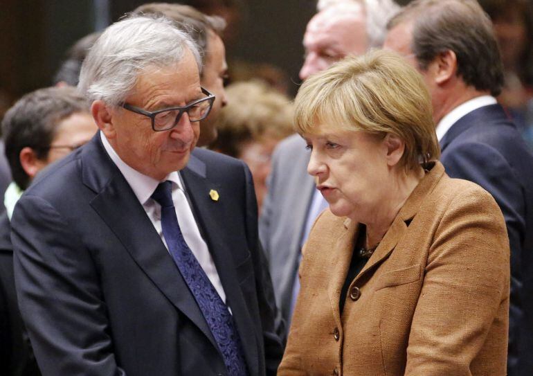 BRU01. BRUSELAS (BÉLGICA), 23/09/2015.- El presidente de la Comisión Europea, Jean Claude Juncker, conversa con la canciller alemena, Angela Merkel. EFE/Olivier Hoslet