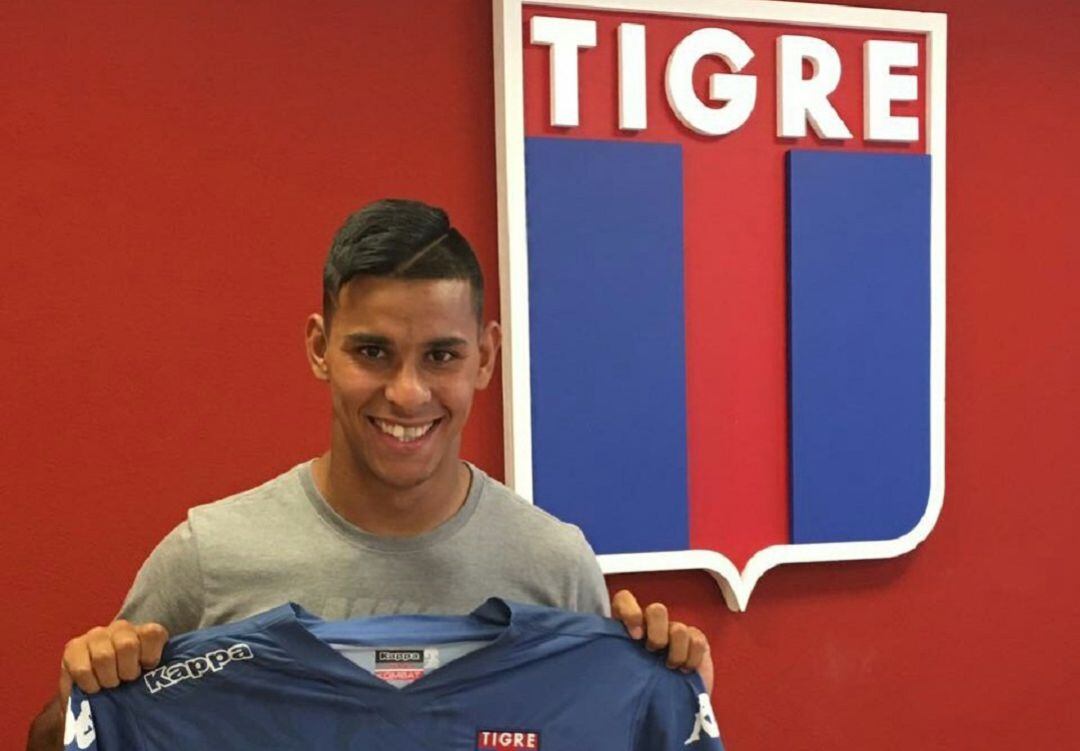 Ramón Miérez con la camiseta de Atlético Tigre.