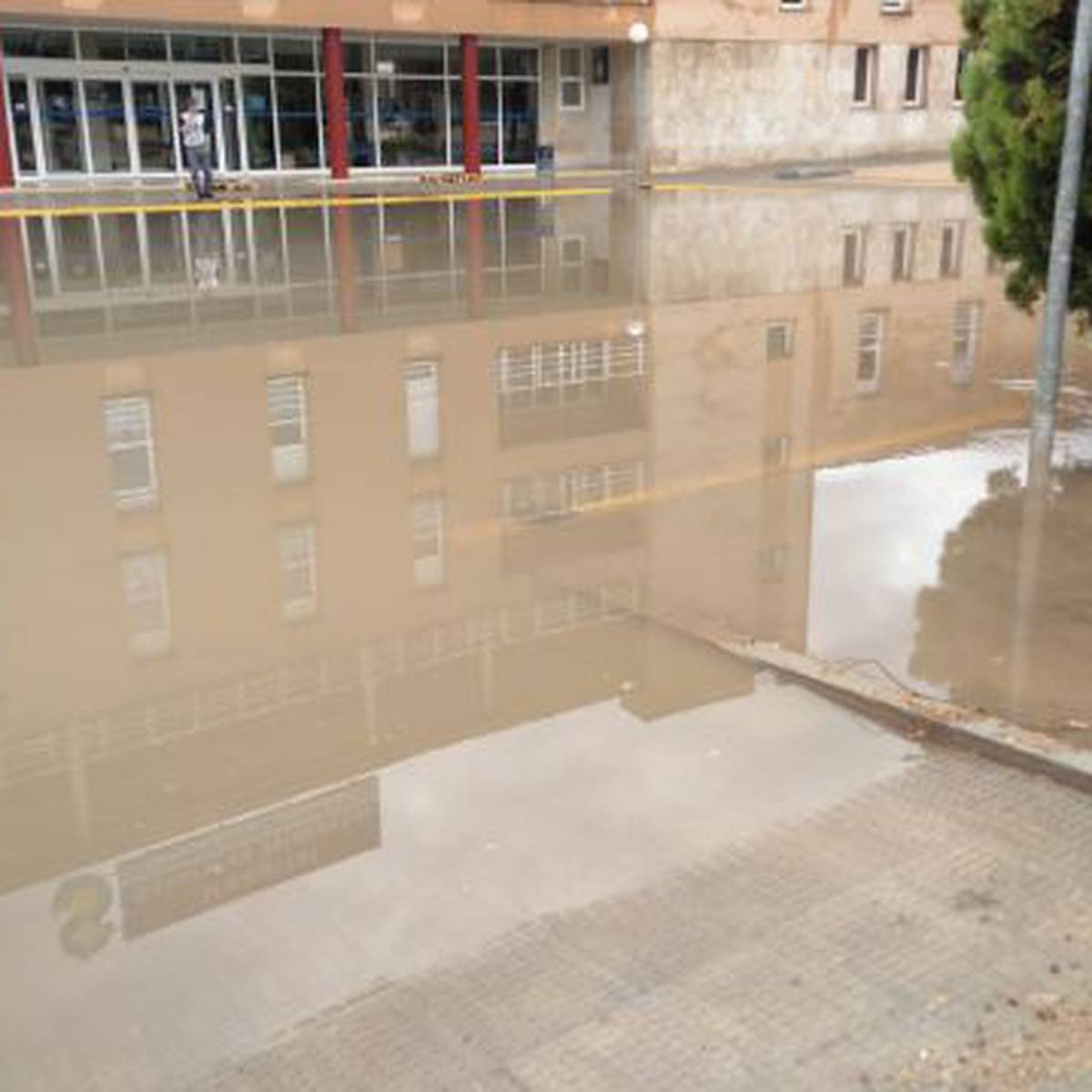 Zona de la entrada principal del Hospital de Valdepeñas (Ciudad Real), durante una de las trombas de agua caída en la localidad