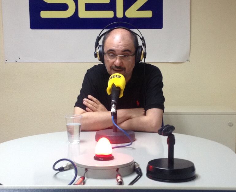 Javier Lambán, durante la entrevista en Hora 14 Aragón, en los estudios de SER Cinco Villas