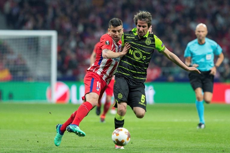 El delantero argentino del Atlético de Madrid, Ángel Correa, pelea el balón frente al defensa portugués del Sporting de Lisboa, Fábio Coentrão.