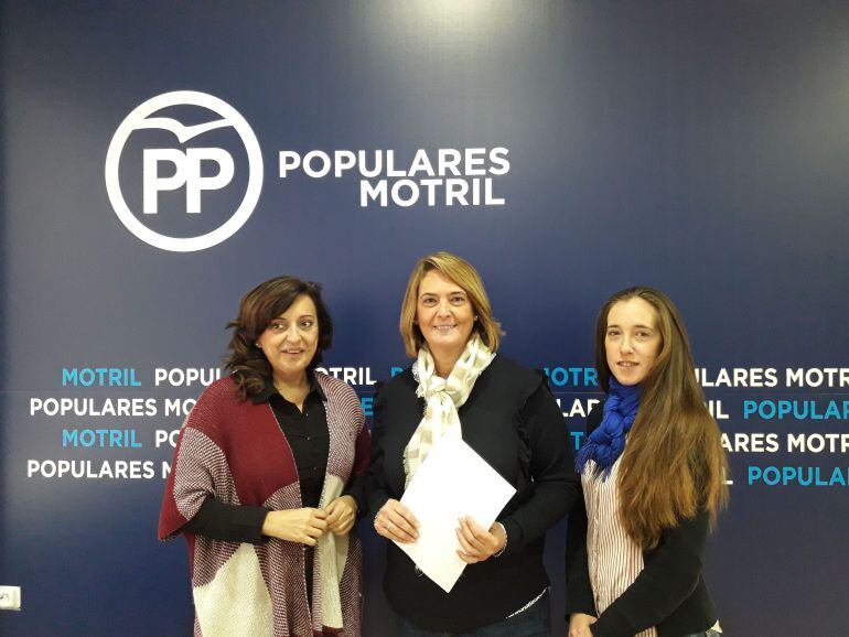 La portavoz del PP, Luisa García Chamorro, junto con la concejala Angeles López cano y Rocio Cabarroca hacen balance del año de gestión de Flor Almón