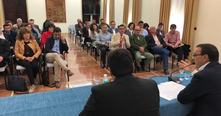 Momento de la reunión de alcaldes mantenida este lunes en la Diputación de Huelva. 