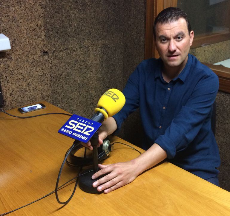 Ignacio gómez en los estudios de Radio Ourense