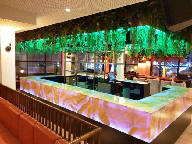 Espectacular imagen noctura de la nueva terraza lounge de La Vega