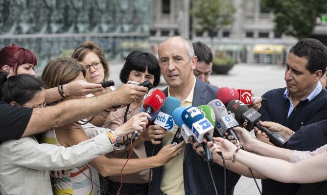 El portavoz del Ejecutivo vasco, Josu Erkoreka, hace declaraciones a los medios sobre el último comunicado de ETA publicado en el diario vasco Gara