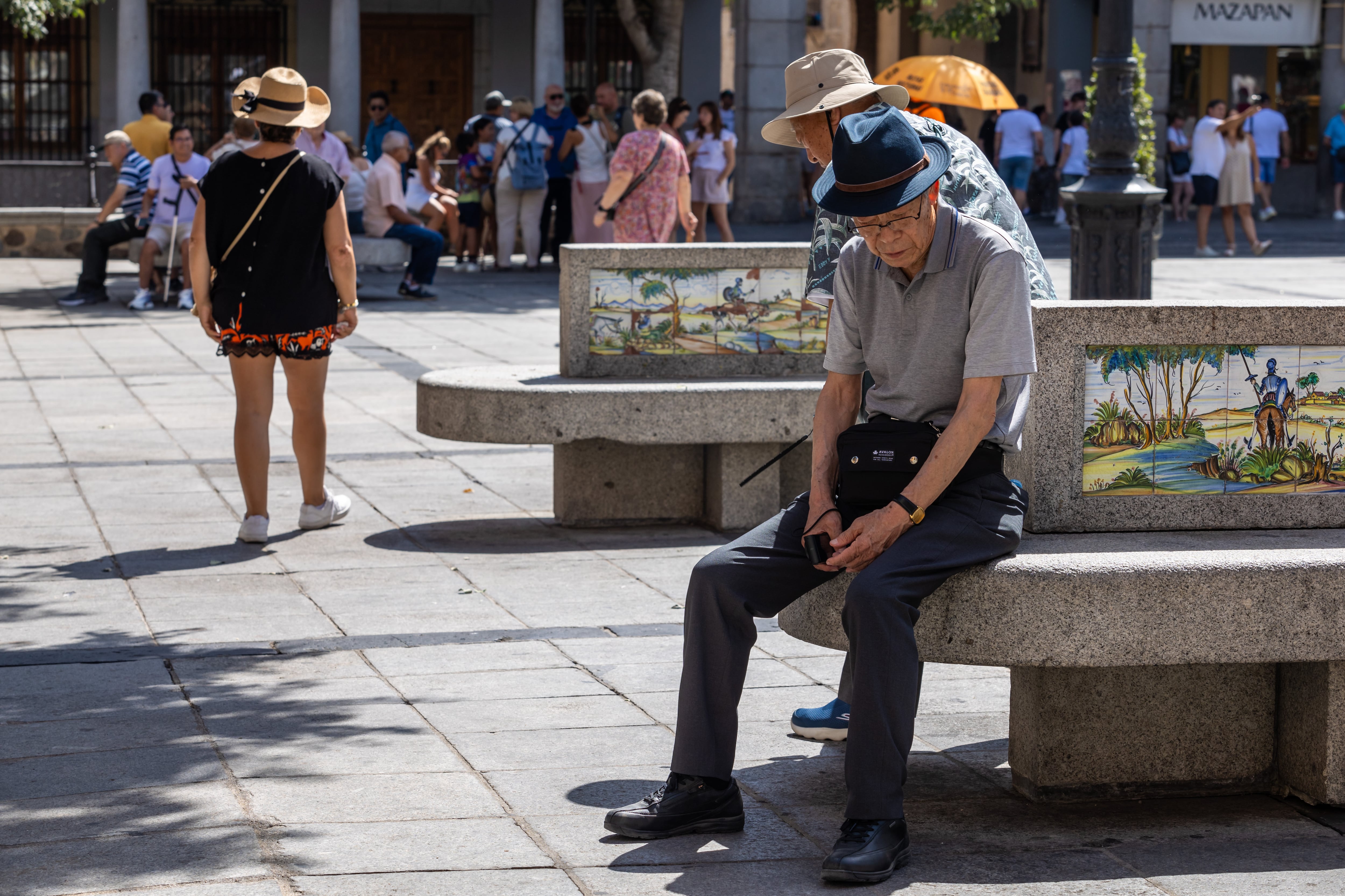 Un turista mayor de 50 años sufre una ola de calor en España. EFE/Ángeles Visdómine