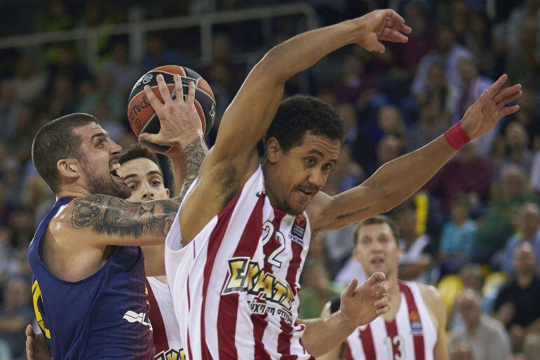 El alero del FC Barcelona Lassa Adrien Moerman  entra a canasta ante Brian Roberts, de Olympiacos