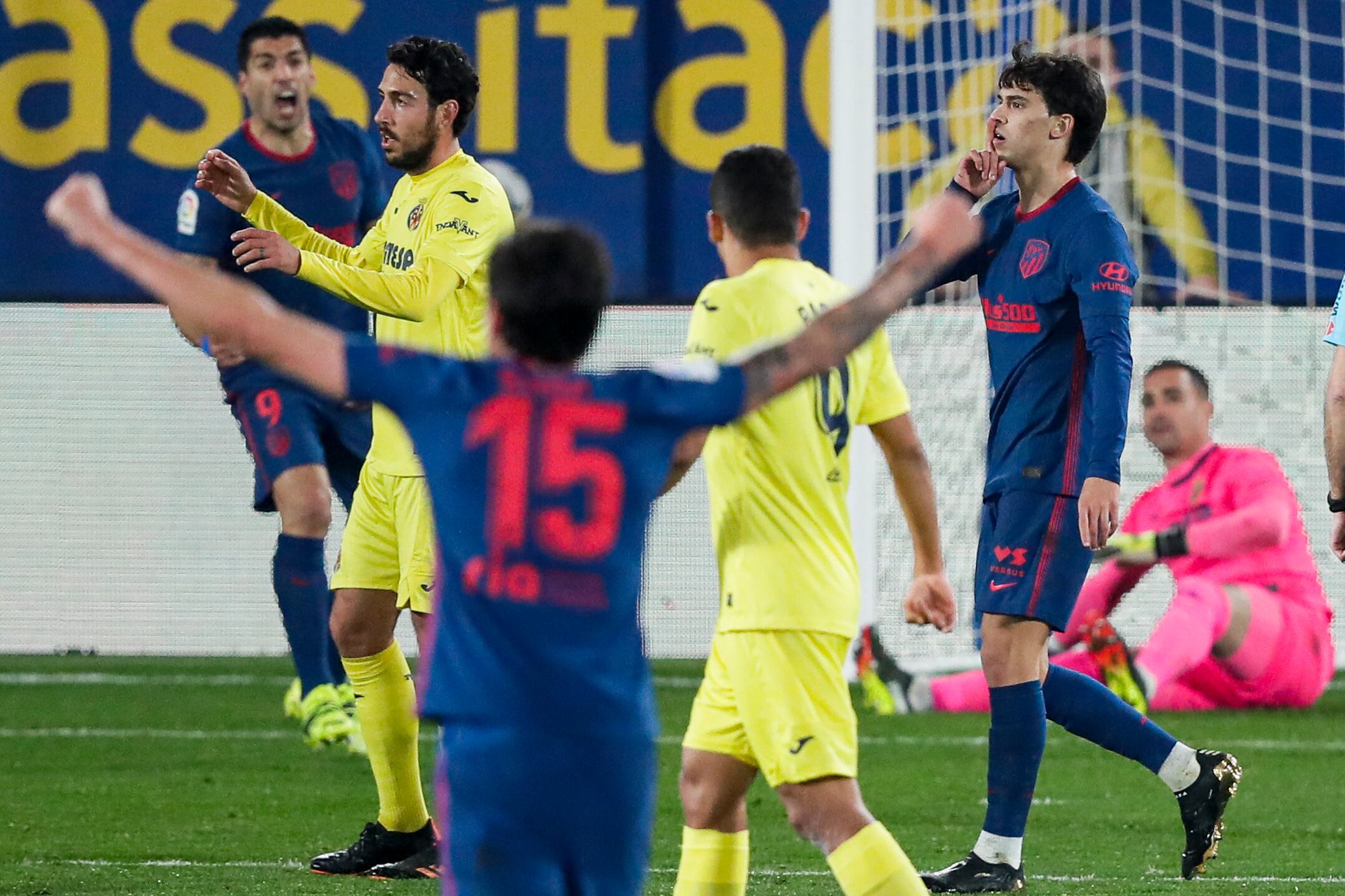 Joao Félix hace el gesto de pedir silencio tras marcar al Villarreal la pasada temporada
