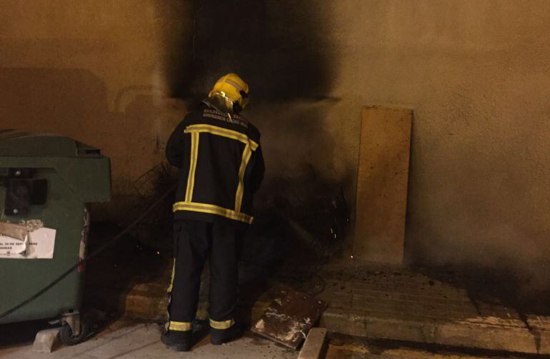 Un agente de bomberos actúa sobre el incendio