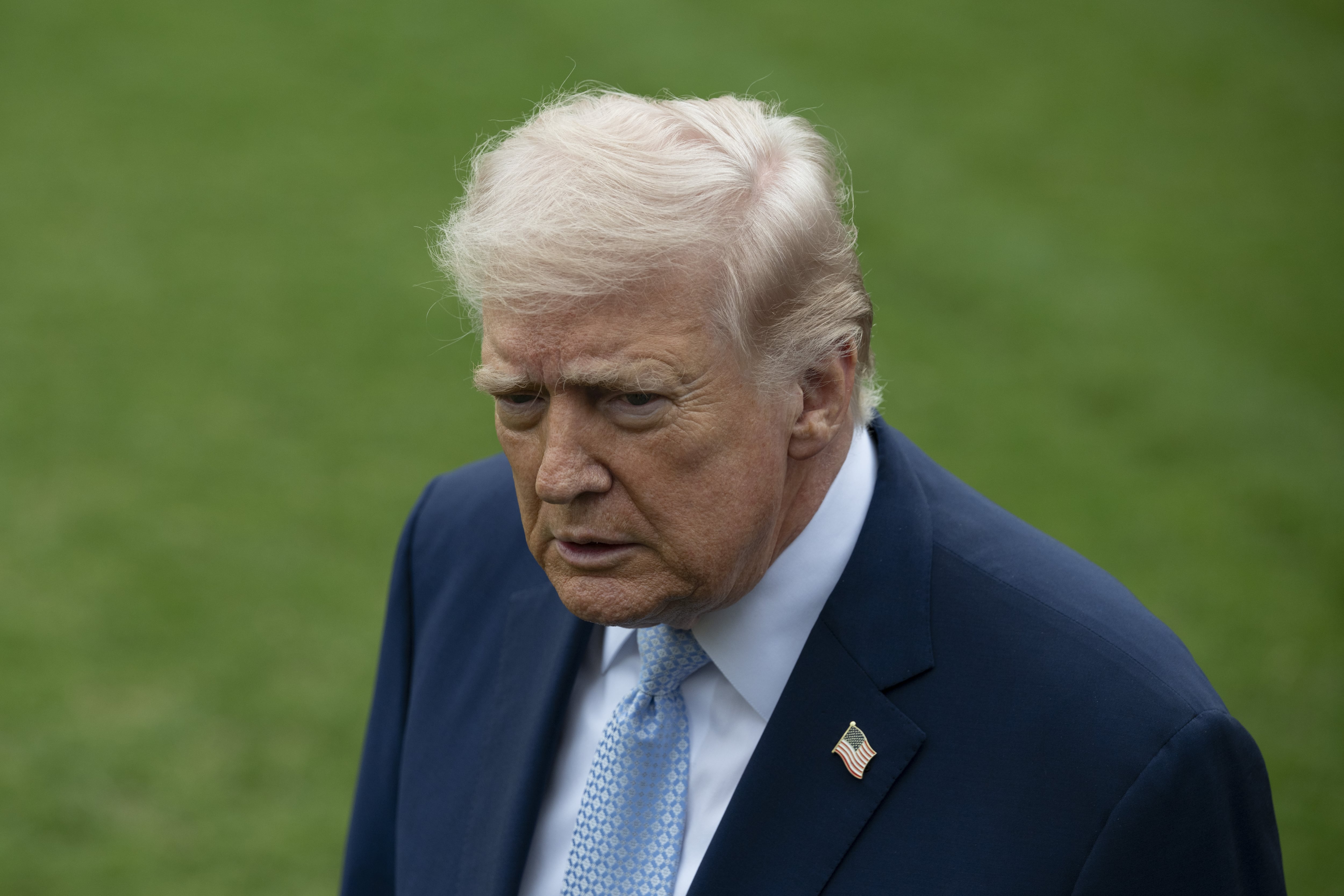 Donald Trump habla con la prensa antes de partir desde la Casa Blanca