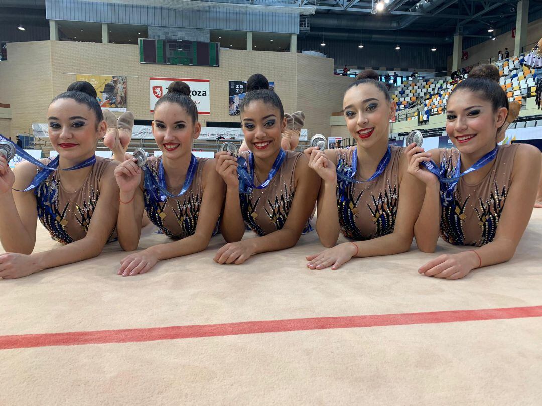 Las gimnastas del Chamara con su medalla de plata