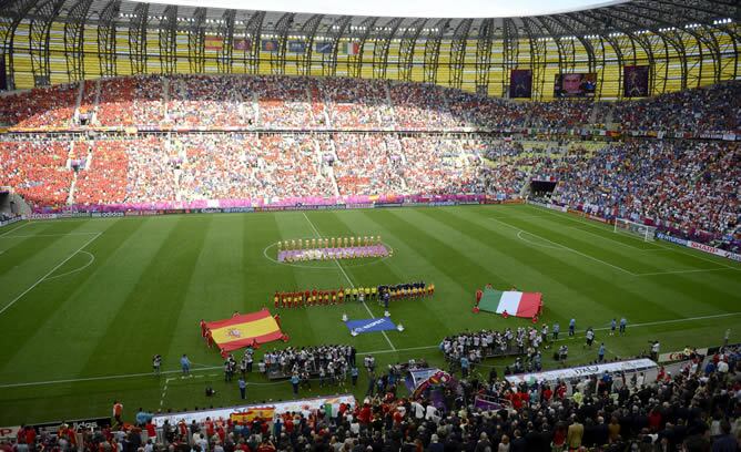 Vista de las selecciones de España e Italia en el estadio PGE Arena de Gdansk (Polonia) antes del comienzo del partido de la Eurocopa (Grupo C) que enfrentará a las selecciones de España e Italia hoy, domingo, 10 de junio de 2012.