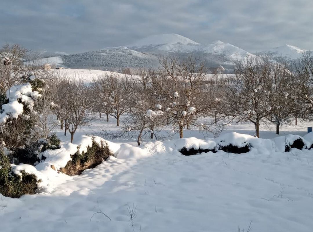 El Aratz dominado por la nieve como el resto de La Llanada alavesa