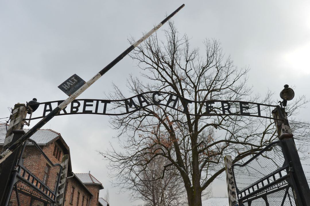 Puerta del campo de concentración de Auschwitz