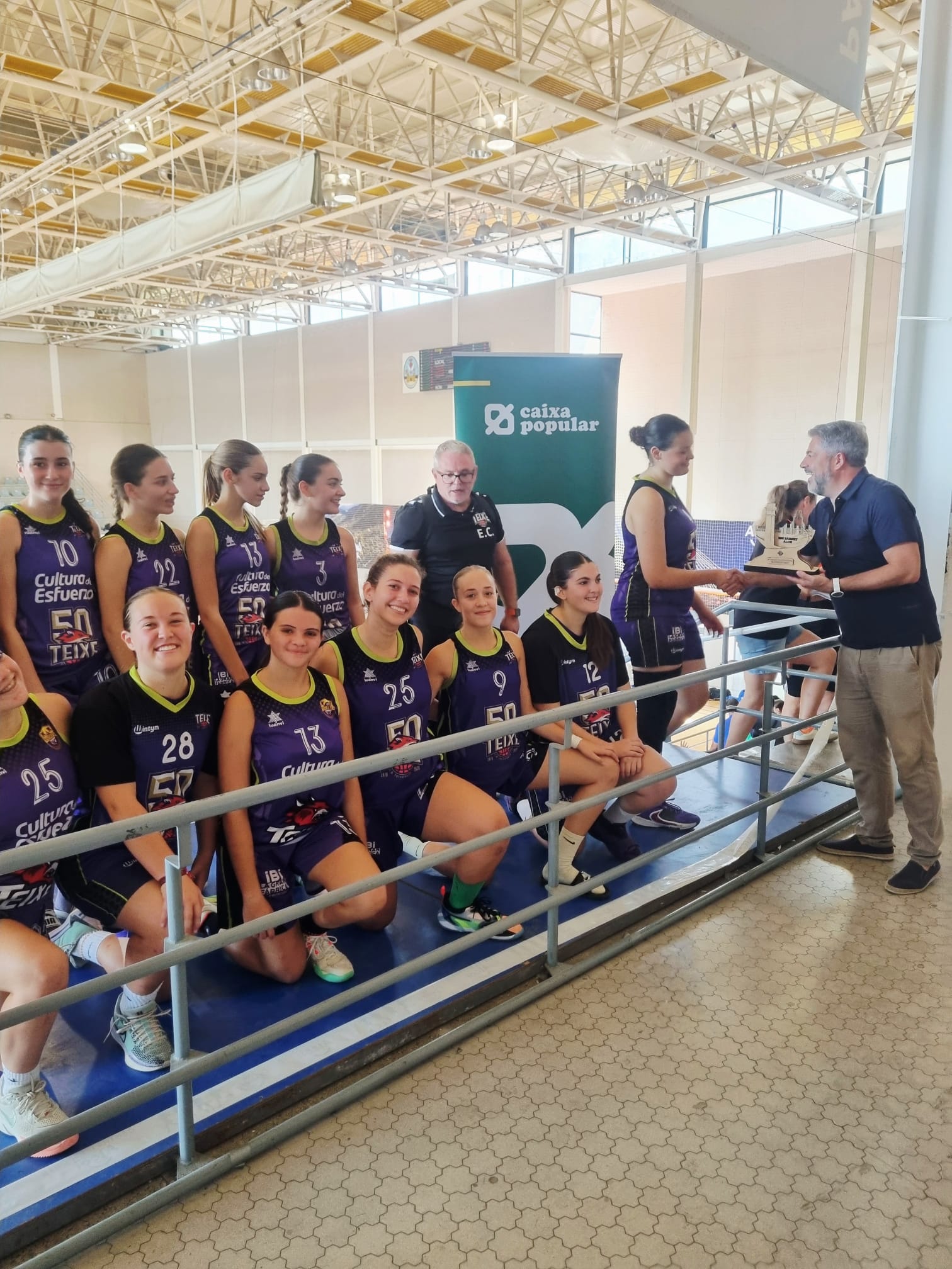 Pablo de Gracia, director de la sucursal Caixa Popular, haciendo entrega de uno de los trofeos del torneo