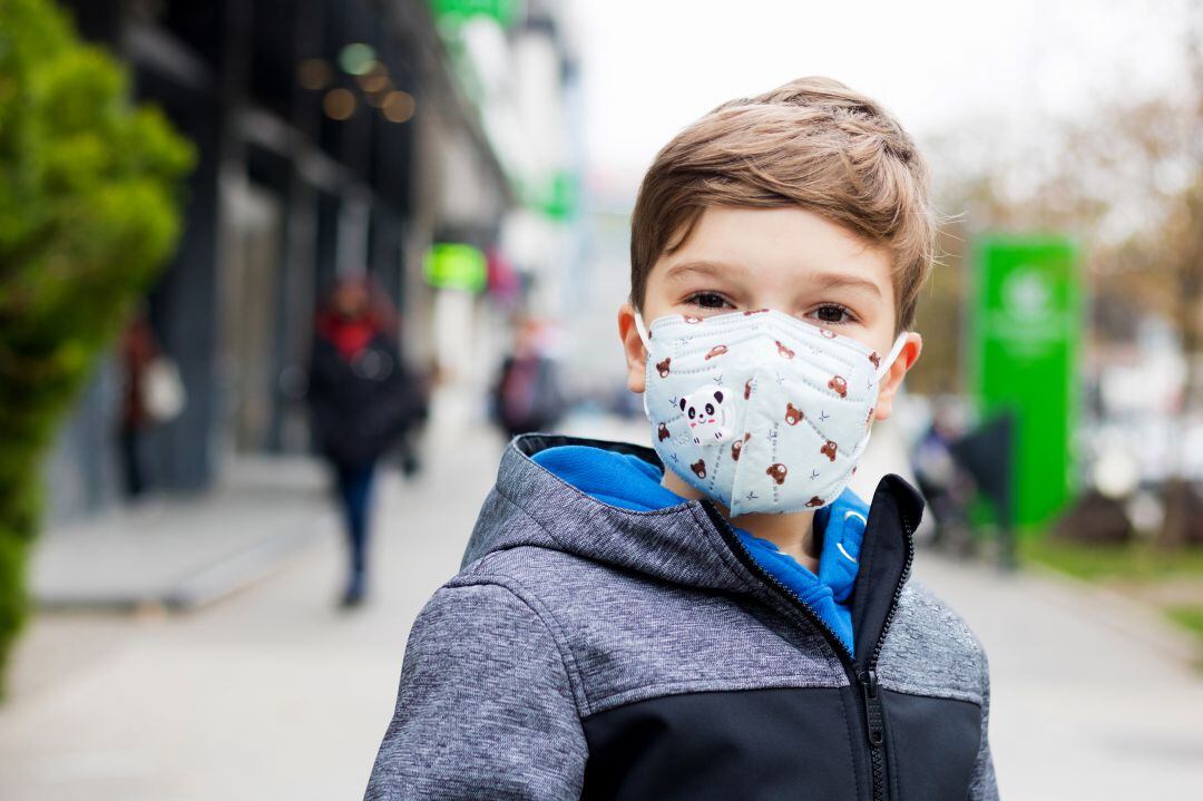 Los pediatras recomiendan mascarillas FPP2 en niños con alergia al polen.