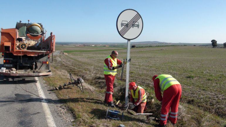 Cambio señales de las carreteras de la provincia.