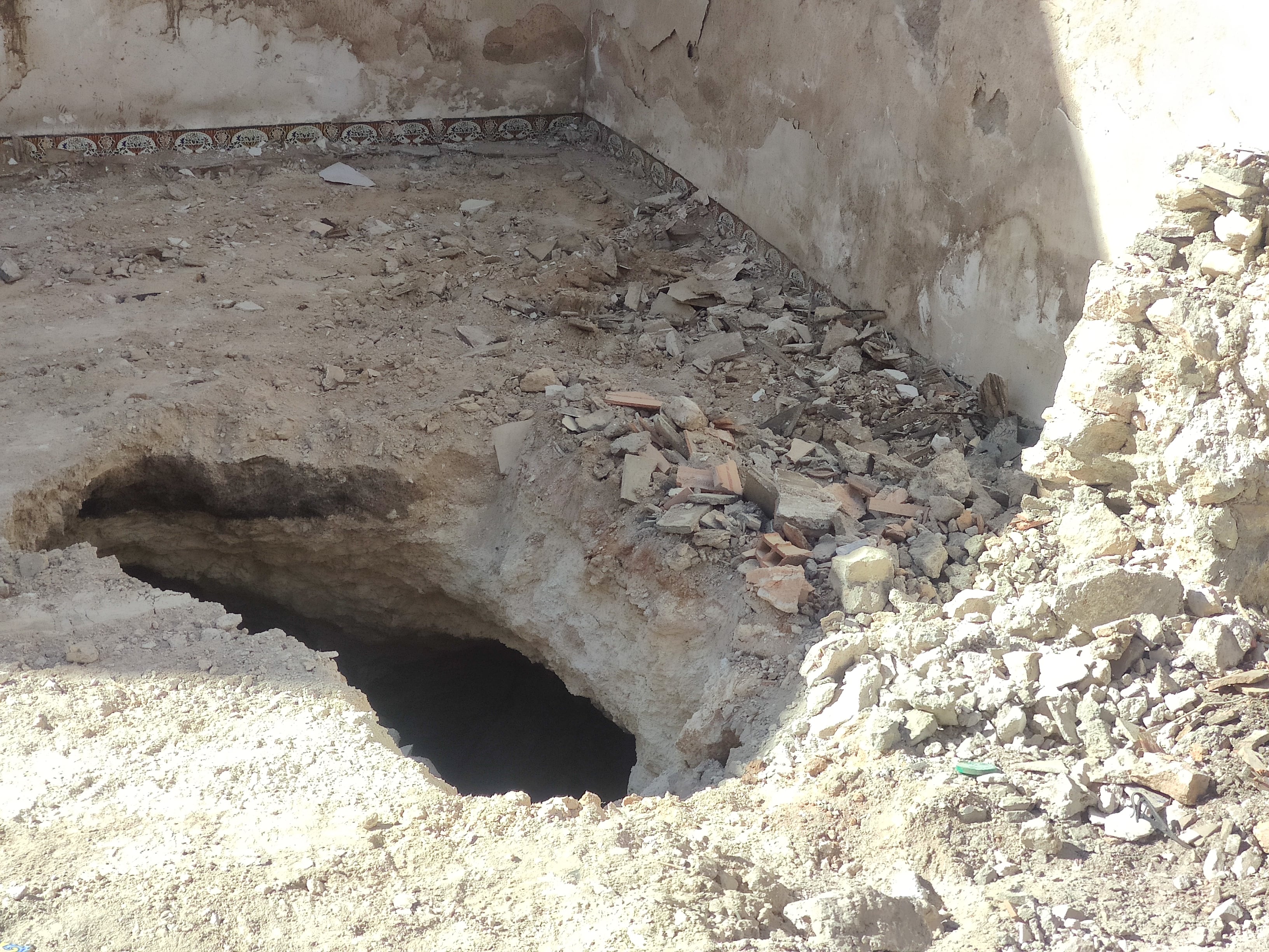 Oquedad aparecida en la Ermita de San Roque de Yecla