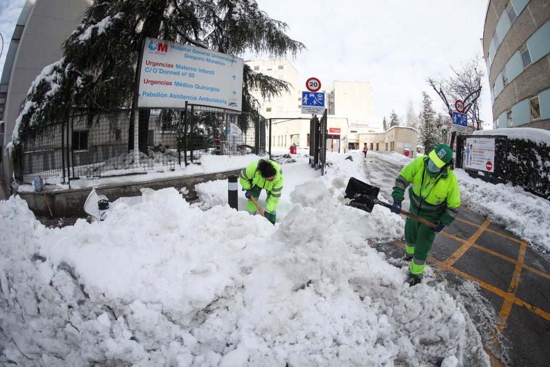 Trabajadores del Ayuntamiento de Madrid espejan de nieve las calles de los alrededores del Hospital Gregorio Marañón.