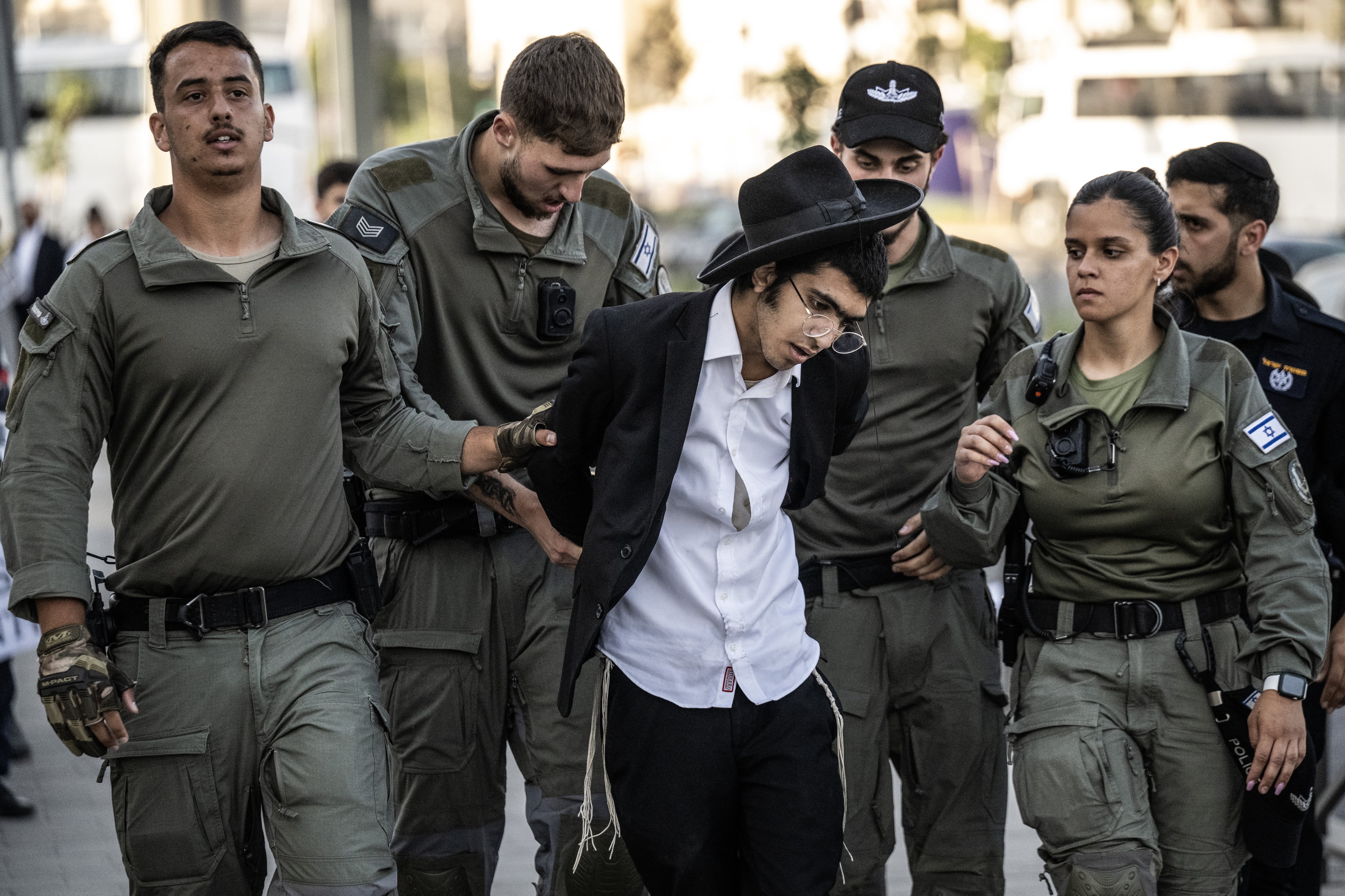 La policía detiene a un judío ultraortodoxo en una protesta en Jerusalén contra la posibilidad de que fueran llamados a filas