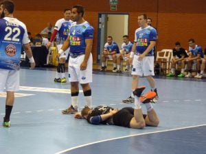 Pepe Beltrán doliéndose en el suelo