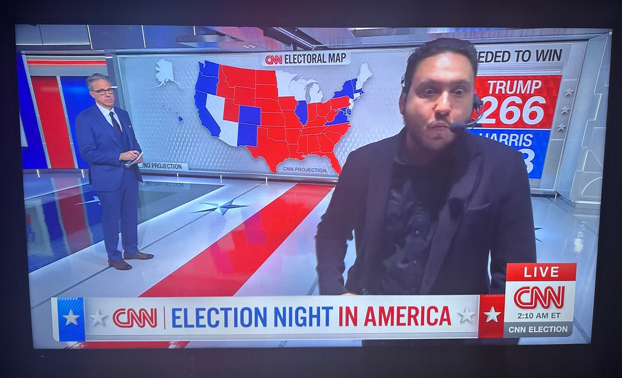 El productor de la CNN se cuela en directo.